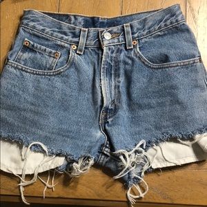 HIGH WAISTED LEVI DENIM SHORTS